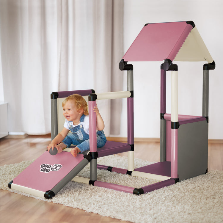 Kleinkind auf QUADRO Adventure Berry mit Rampe und überdachtem Spielturm