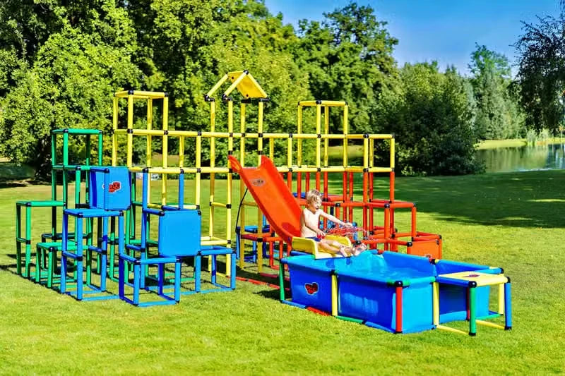 QUADRO 6× Kletterpyramide Beginner mit Pool L, Plattenset L und Modularrutsche – Aufbauvariante 1