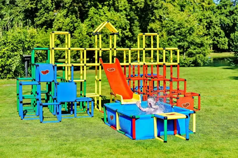 QUADRO 6× Kletterpyramide Beginner mit Pool L, Plattenset L und Modularrutsche – Aufbauvariante 2