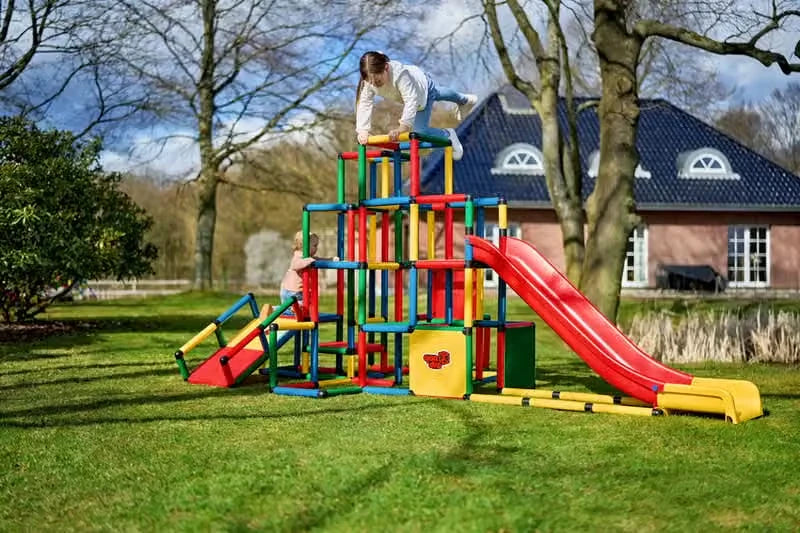 QUADRO Kletterpyramide mit Upgrade Kit und Modularrutsche – Aufbauvariante 4
