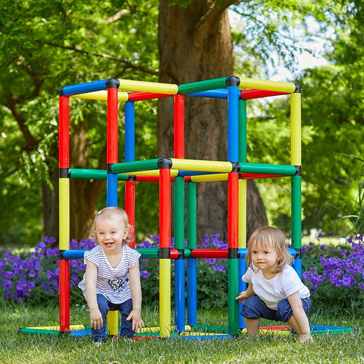 Two toddlers crouching in the QUADRO Climbing Pyramid Classic in the garden
